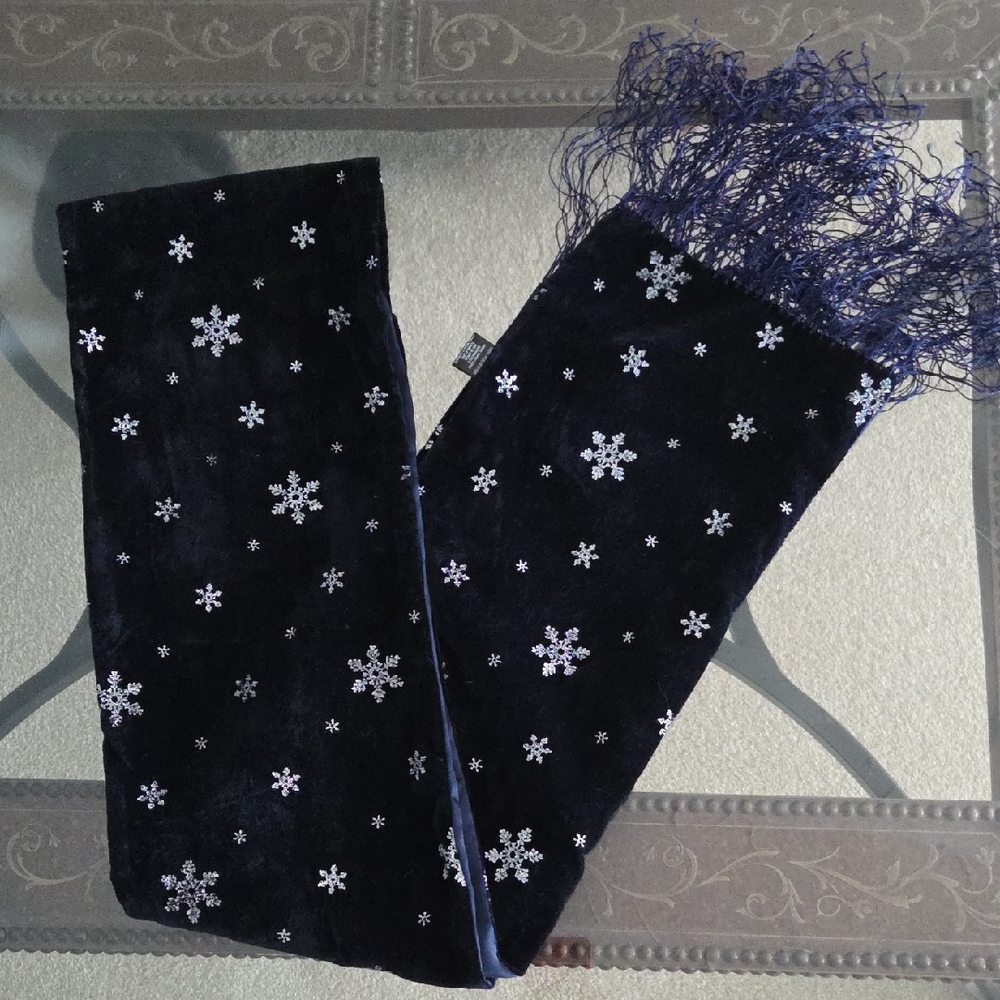 Uno Alla Volta Elegant Navy Blue Velvet Feel Snowflake Scarf
